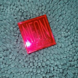 💙 Huda Beauty Neon Pink Palette